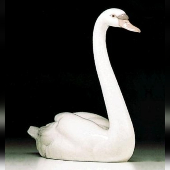 Lladro White Swan Ceramic Figurine